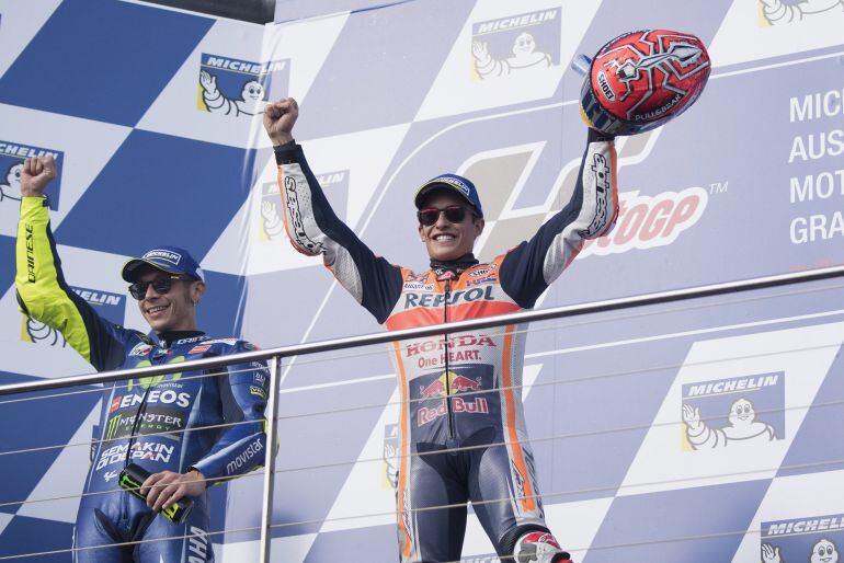 Márquez celebra su victoria al lado de Rossi, segundo, en el podio de Phillip Island