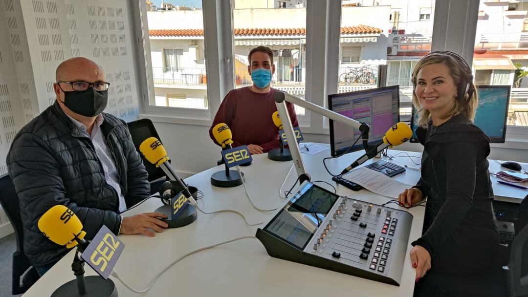 Andreu Verdú, alcalde de La Vila Joisoa, en los estudios de Radio Benidorm