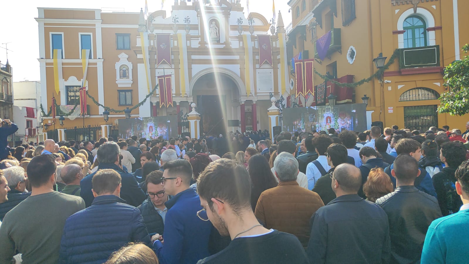 Aspecto de las puertas de la Basílica de la Macarena durante el acto celebrado este mediodía