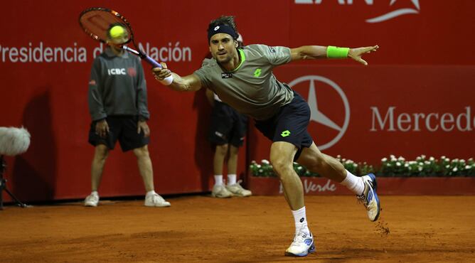 Ferrer intenta llegar a una bola en el torneo de Buenos Aires.