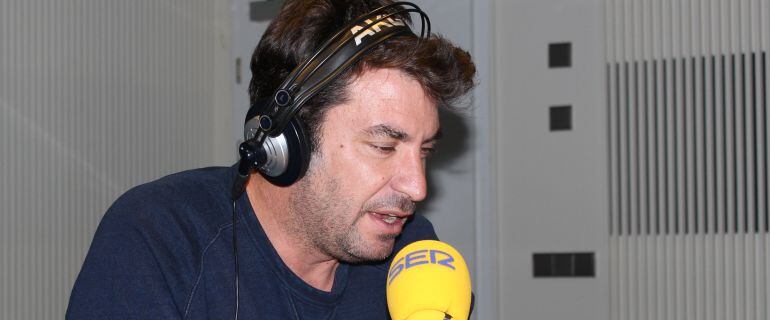 Arturo Valls, en los estudios de la SER en la Gran Vía madrileña.