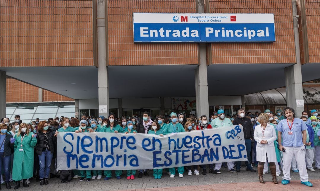 Trabajadores del Hospital Severo Ochoa homenajearon así a Esteban, un enfermero del centro fallecido el pasado mes de abril.