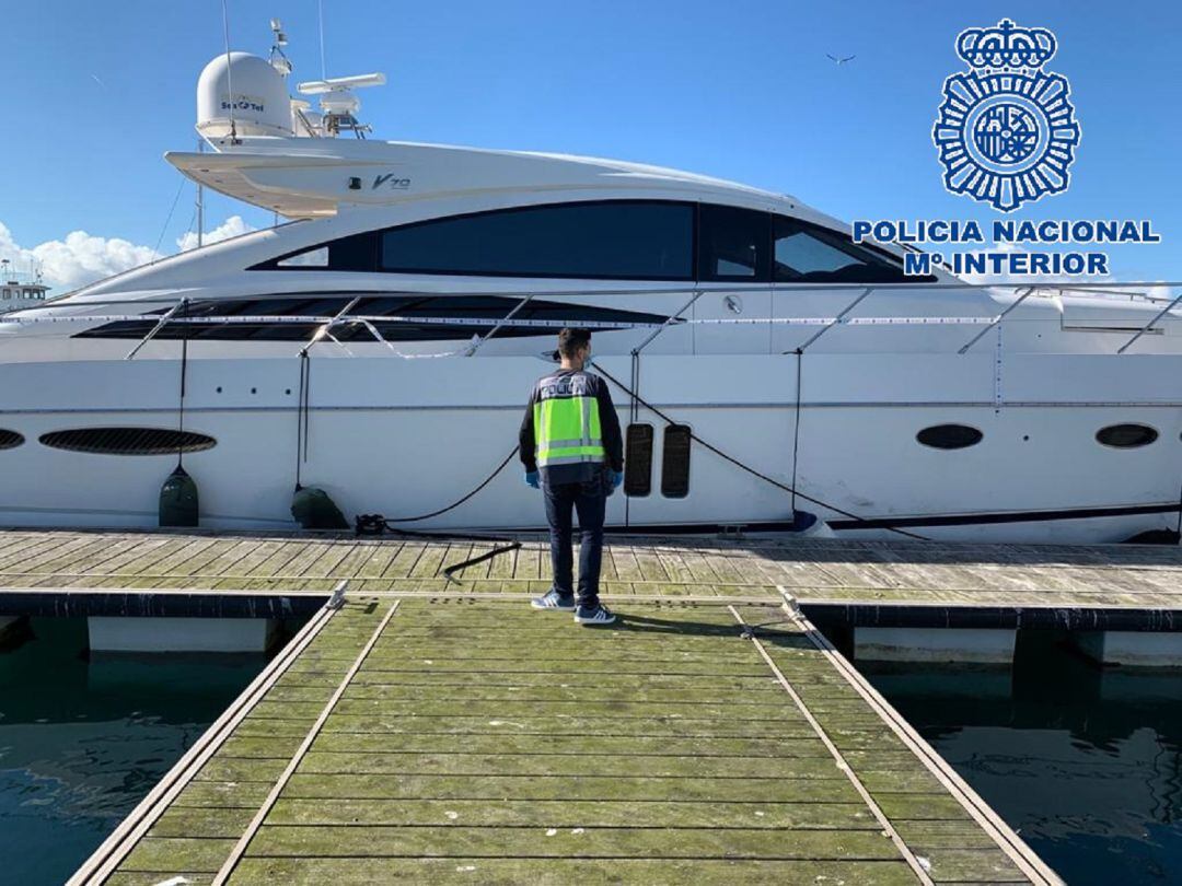 Uno de los agentes junto al yate.