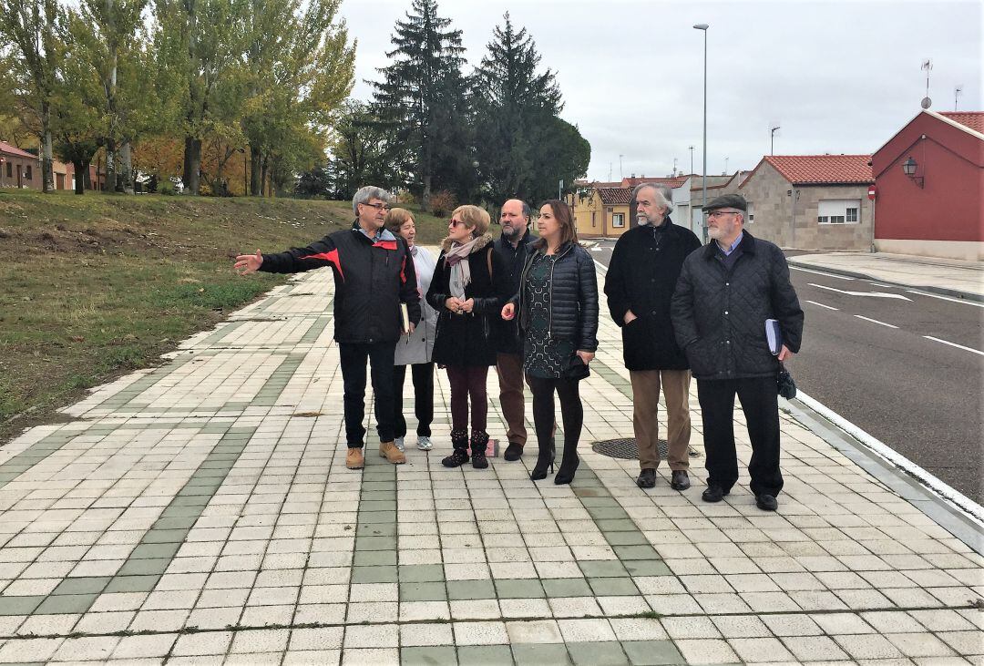 Visita de los concejales al barrio del Ave María de Palencia en imagen de archivo