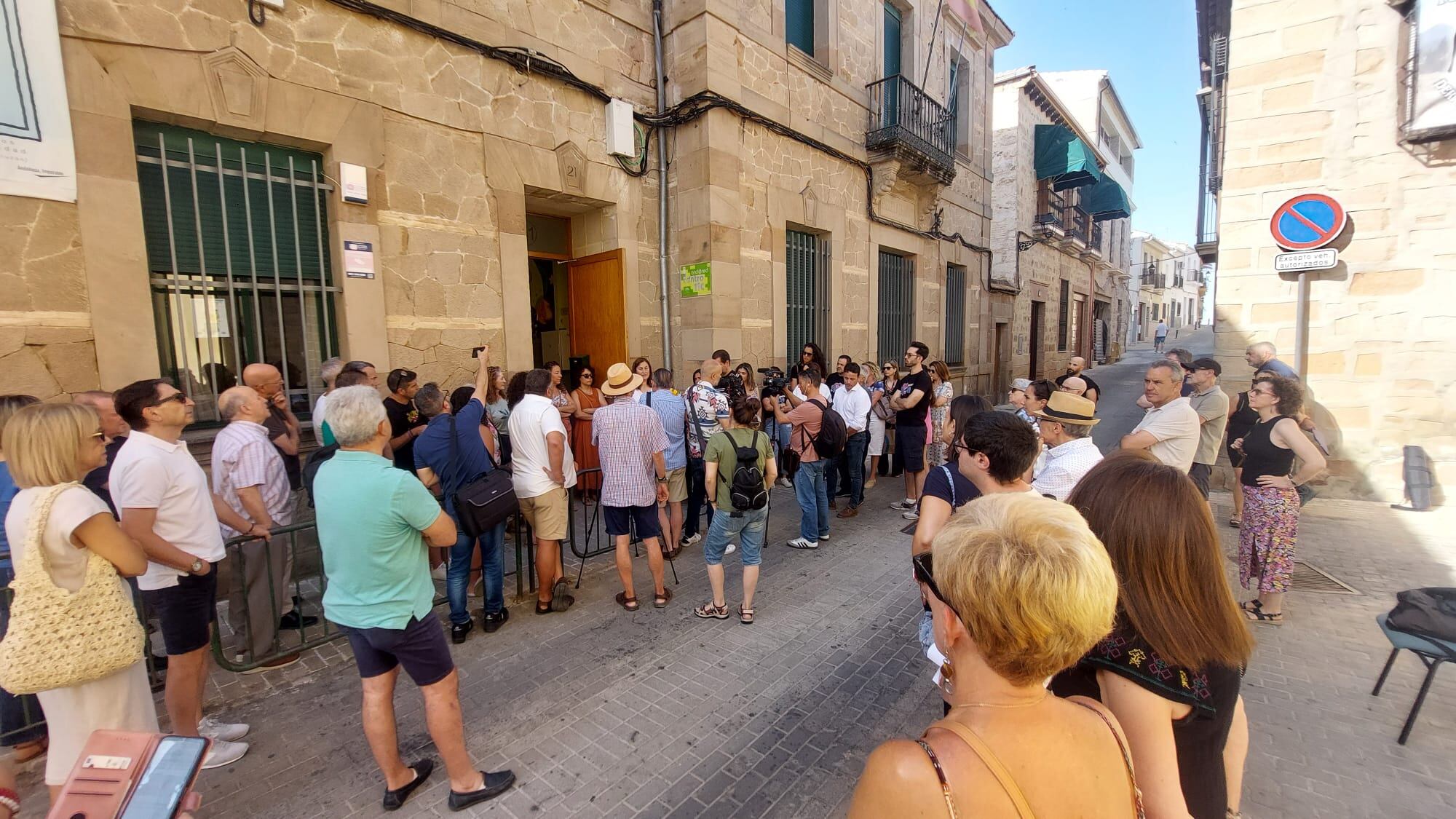 Acto a las puertas del Colegio Europa de Linares.