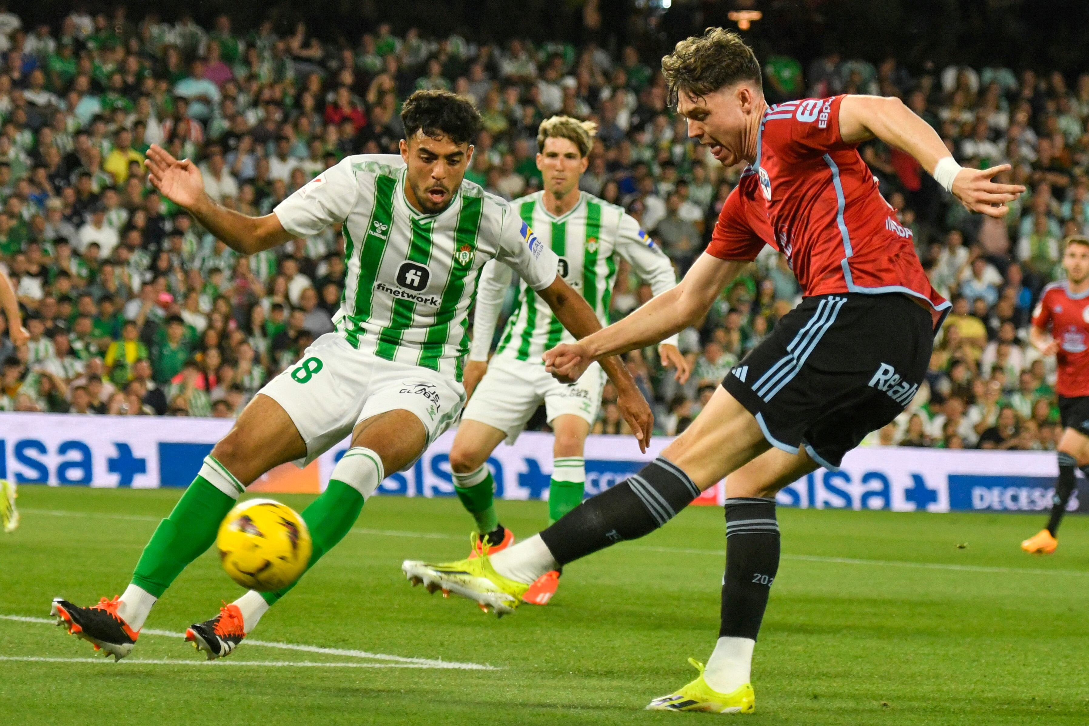 SEVILLA, 12/04/2024. - El centrocampista Pablo Fornals del Betis disputa un balón ante el delantero noruego Jørgen Strand Larsen (d) del Celta de Vigo durante el partido de la jornada 31 de la LaLiga EA Sports entre el Real Betis Balompié y el Celta de Vigo, en el estadio Benito Villamarín de Sevilla. EFE/ Raúl Caro
