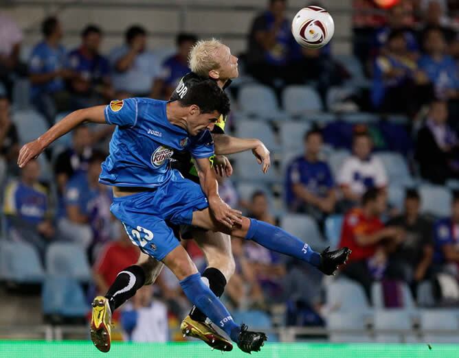 Andreasen y Marcano tratan de cabecear un balón en el partido de la Europe League entre el Getafe y el Odense