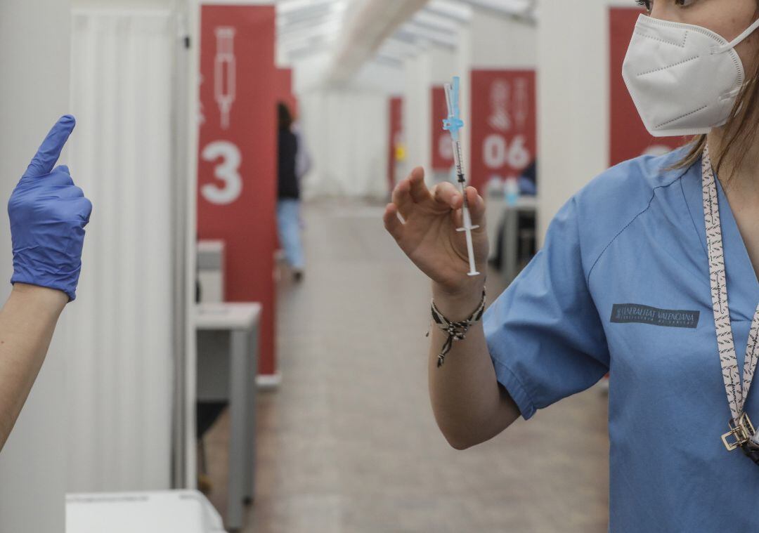 Una profesional sanitaria sostiene una jeringuilla con la vacuna de AstraZeneca, en el Hospital la Fe, en València.