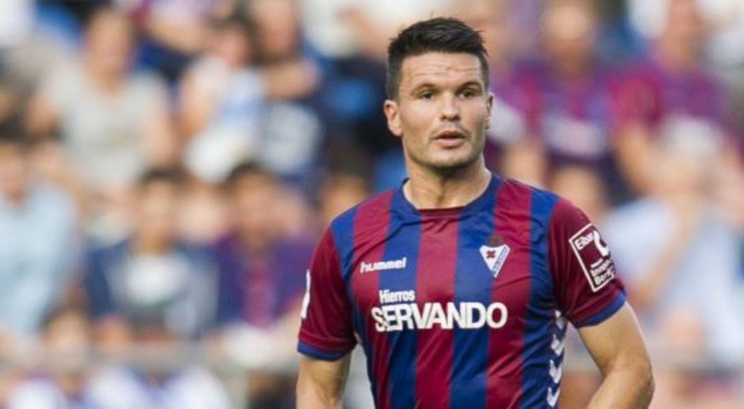 Jon Errasti vistiendo la camiseta de la Sociedad Deportiva Eibar en la primera campaña del club en Primera División