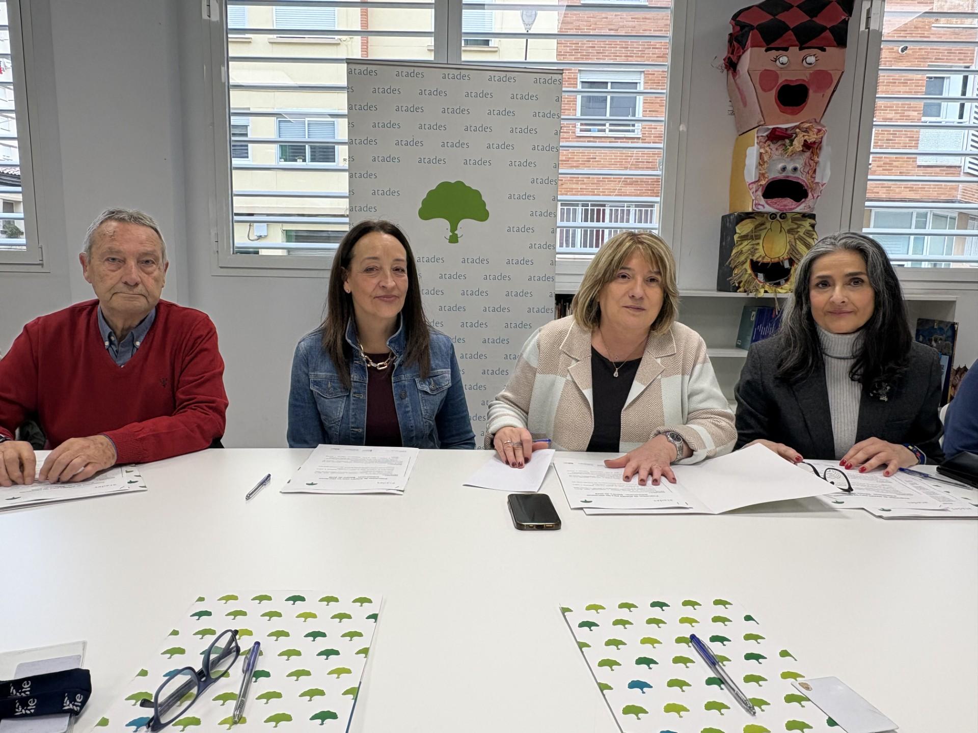 Presidente y vicepresidenta de ATADES con las candidatas Carmen Susín y Tomasa Hernández