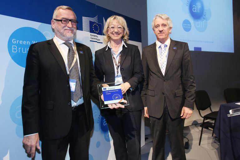 César Orgilés y Miguel Ángel Martínez recogiendo el premio