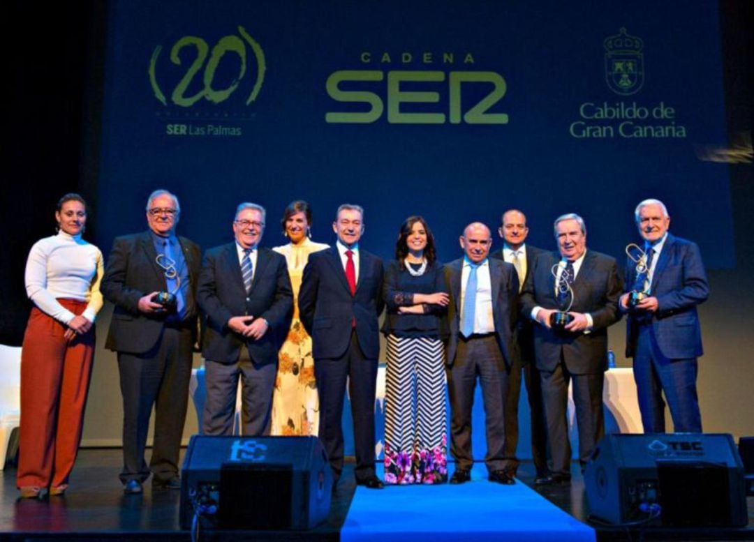 Joaquín Galarza, Jerónimo Saavedra y el Club Balonmano Remudas recibiendo el premio SER Canario 2015