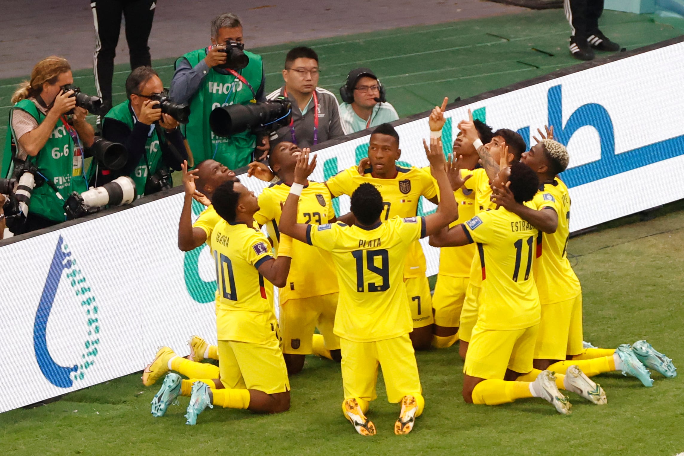 Jugadores de Ecuador celebran un gol en el partido contra Qatar en el estadio Al Bait. EFE/ Esteban Biba