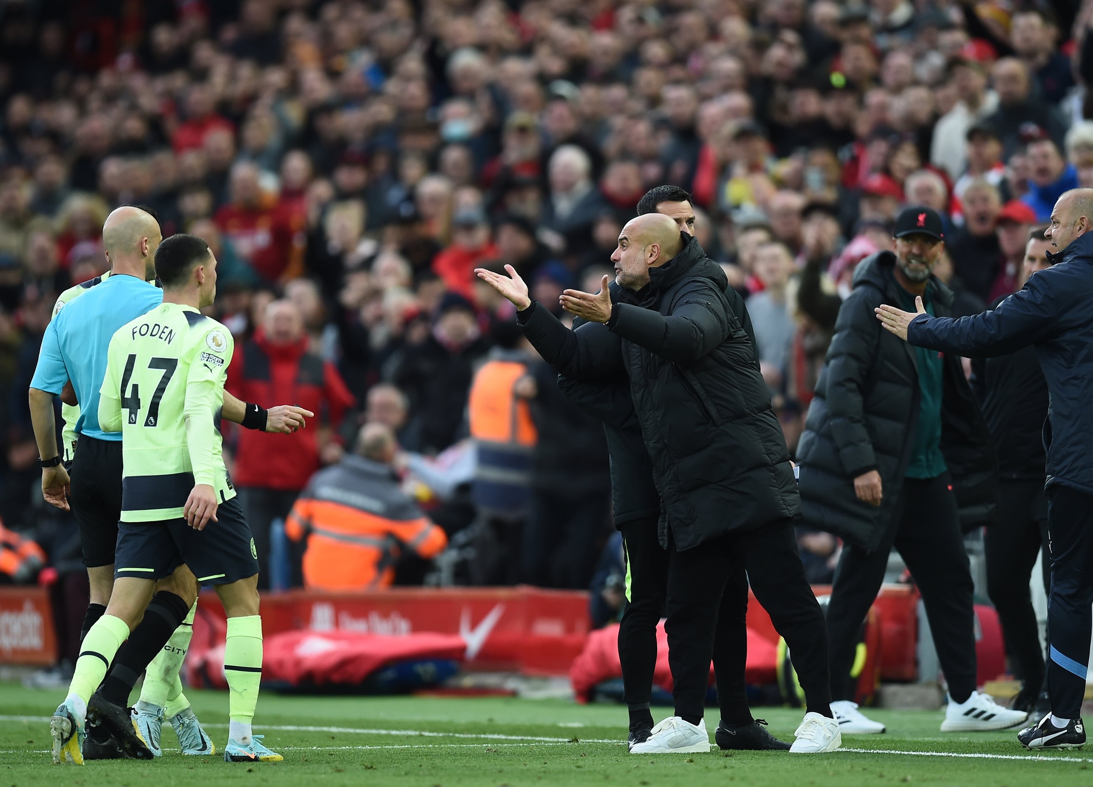 Pep Guardiola habla con el árbitro durante el partido contra el Liverpool