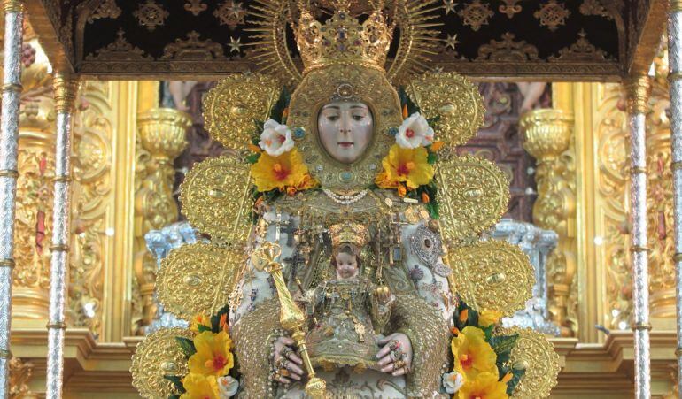 La Virgen del Rocío, entronizada en su paso de salida