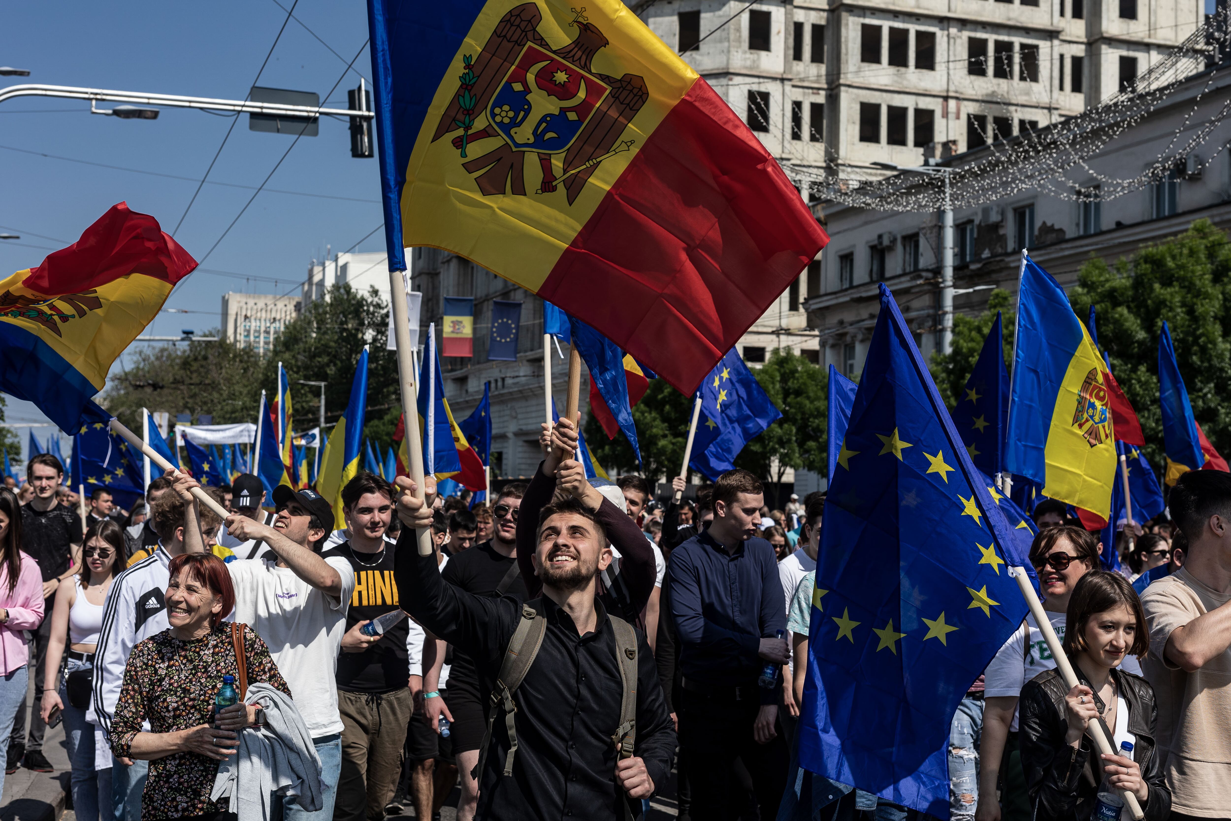 Ciudadanos moldavos portando banderas de su país y de la Unión Europea en una manifestación en Chisinau el año pasado