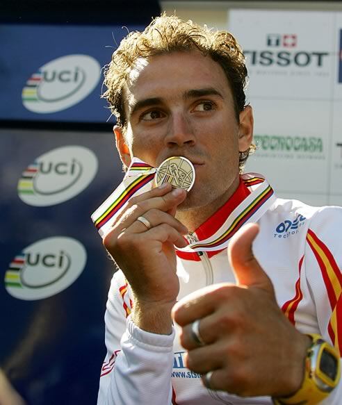 Valverde besa la medalla de plata conseguida en el Mundial de 2005. La Federación le permitirá intentar repitir gesta este año.