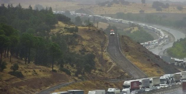 Atasco kilométrico, a consecuencia del vuelco de un camión en la A-4