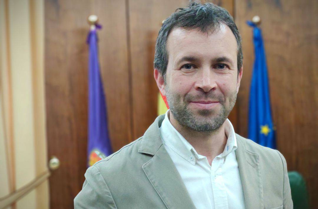 El alcalde de Jaén, Julio Millán, posa ante la cámara en su despacho del Ayuntamiento de la capital