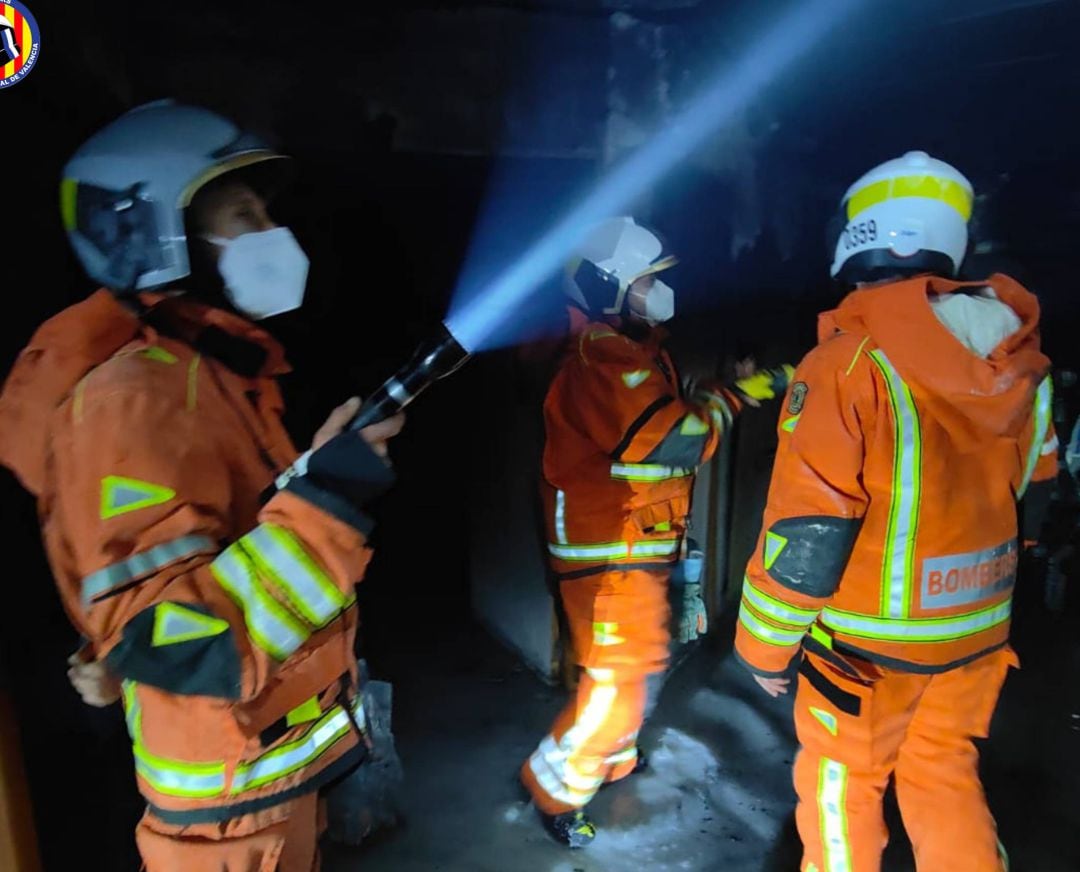 Bomberos durante el incendio en una residencia de Moncada 