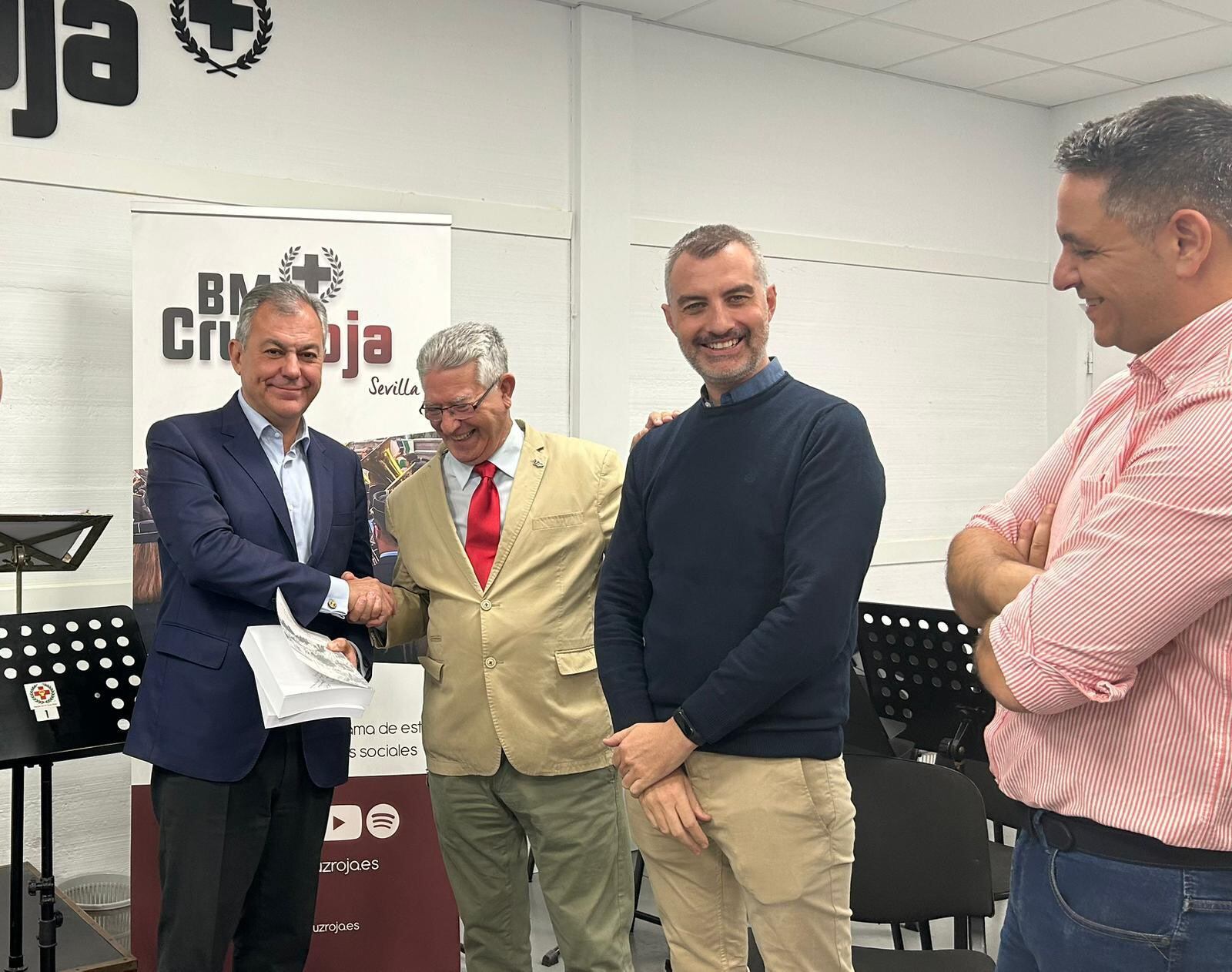 El alcalde de la ciudad, José Luis Sanz -a la izquierda de la imagen-, visitó el pasado lunes el local de ensayo de la Banda de la Cruz Roja