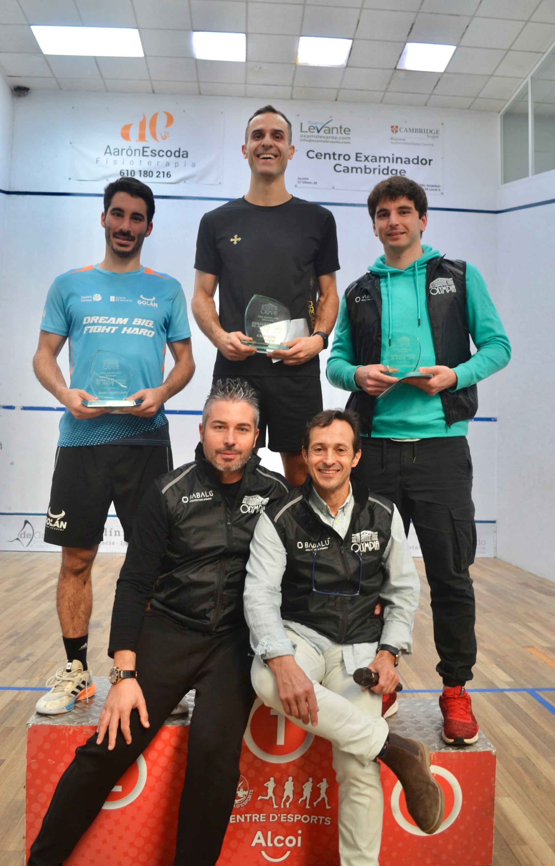 El podio con los tres primeros clasificados, junto al organizador Julio Latorre y Javi Montava, de Babalú, principal patrocinador de la prueba