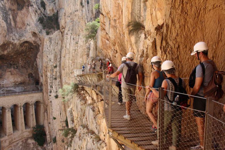 Turistas recorriendo el Caminito del Rey (Málaga)