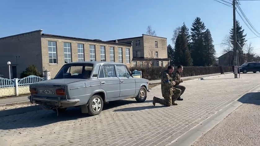 Soldados ucranianos de rodillas al paso del funeral  del soldado Kylik Sergii, que murió el pasado 3 de marzo en Bucha (oeste de Kiev) con 53 años.