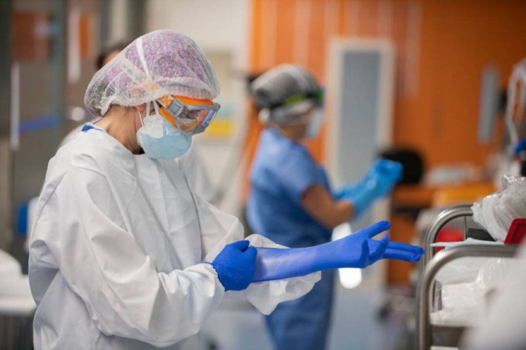 Profesional sanitaria protegiéndose para trabajar