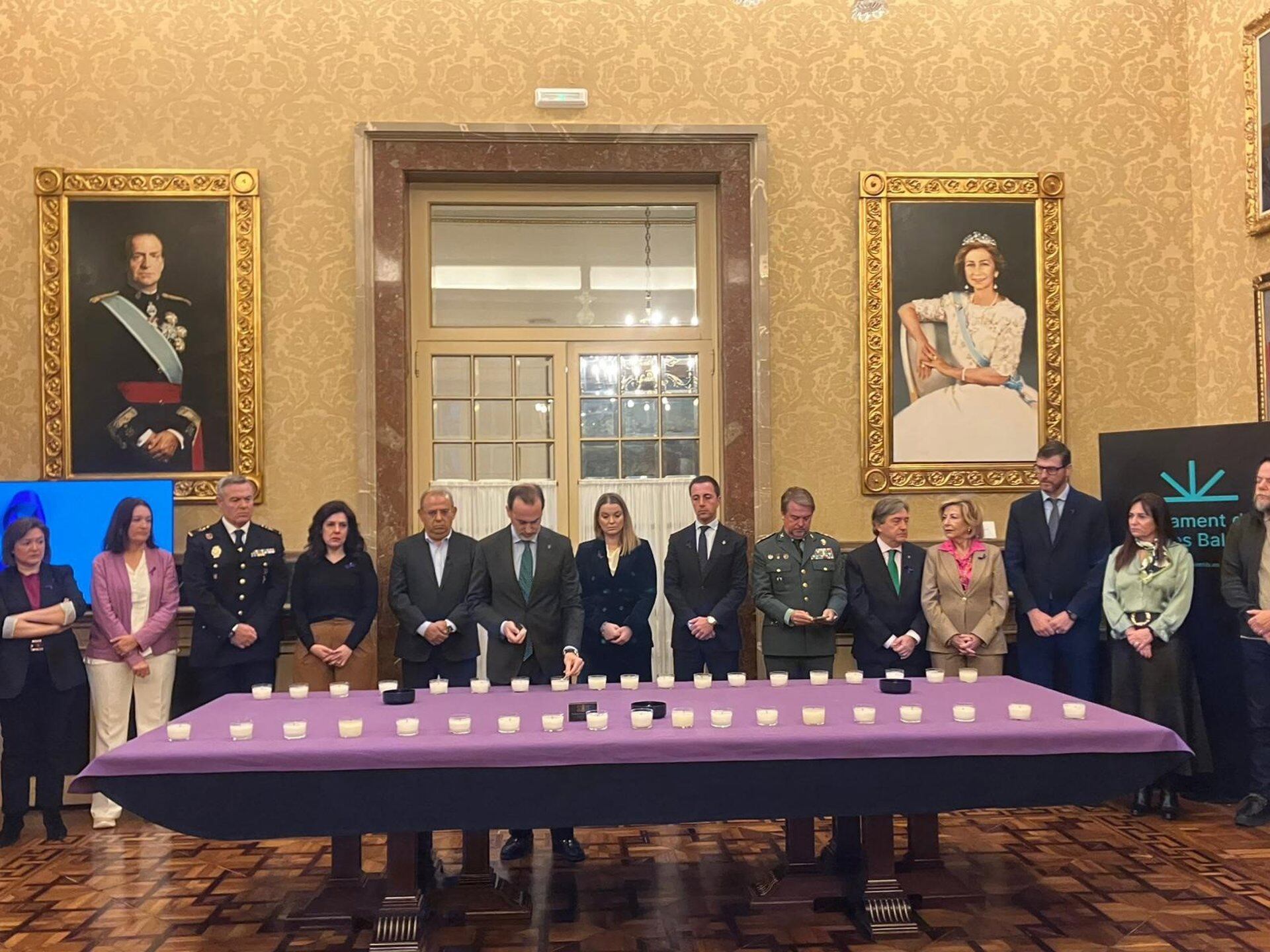 25/11/2025 Autoridades de Baleares, en el acto de encendido de velas con motivo del 25N celebrado en el Parlament la mañana de este martes.
POLITICA