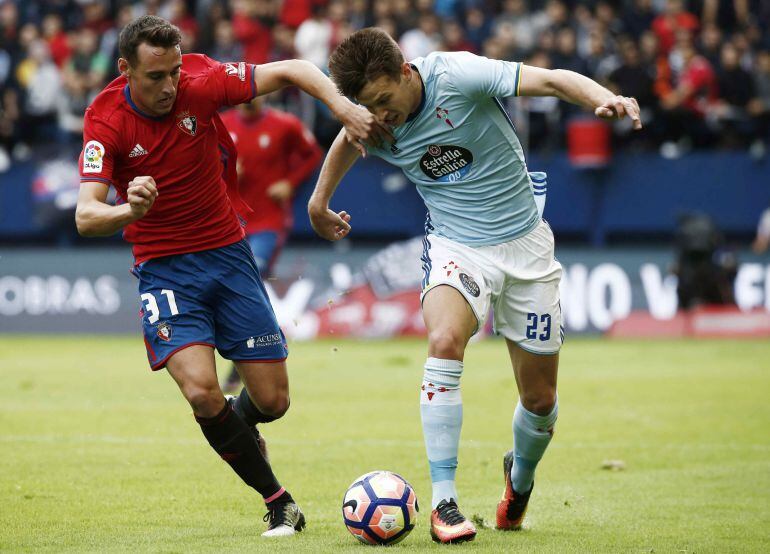 El jugador de Osasuna Imanol Garcia,iz., intenta arrebatar el esférico a Señe del Celta de Vigo, durante el partido de la cuarta jornada de la Liga Santander de Primera División que ha enfrentado a ambos equipos este mediodía en el estadio de El Sadar.