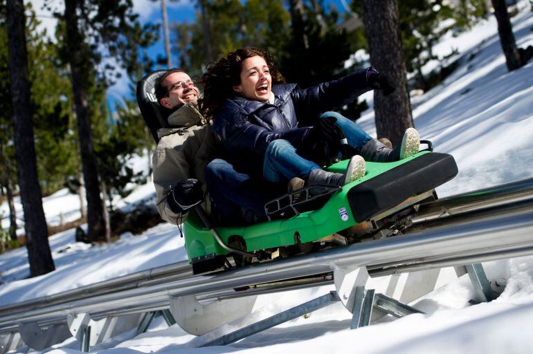 Dos visitants gaudeixen del Tobotronc a l'hivern.