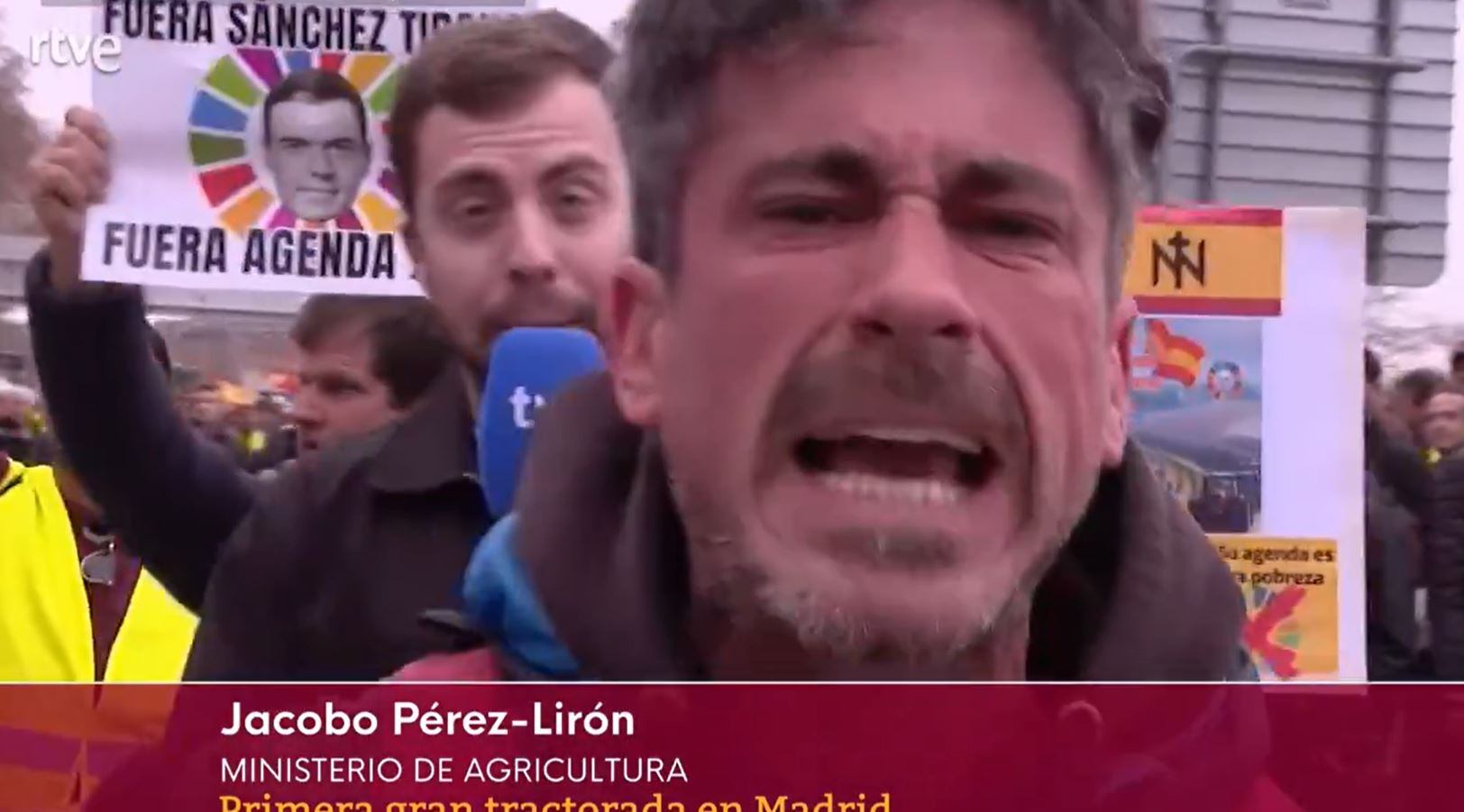 Imagen de manifestantes boicoteando la conexión en directo de un periodista de TVE