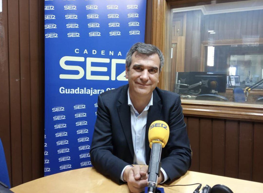 Antonio Román en los estudios de SER Guadalajara