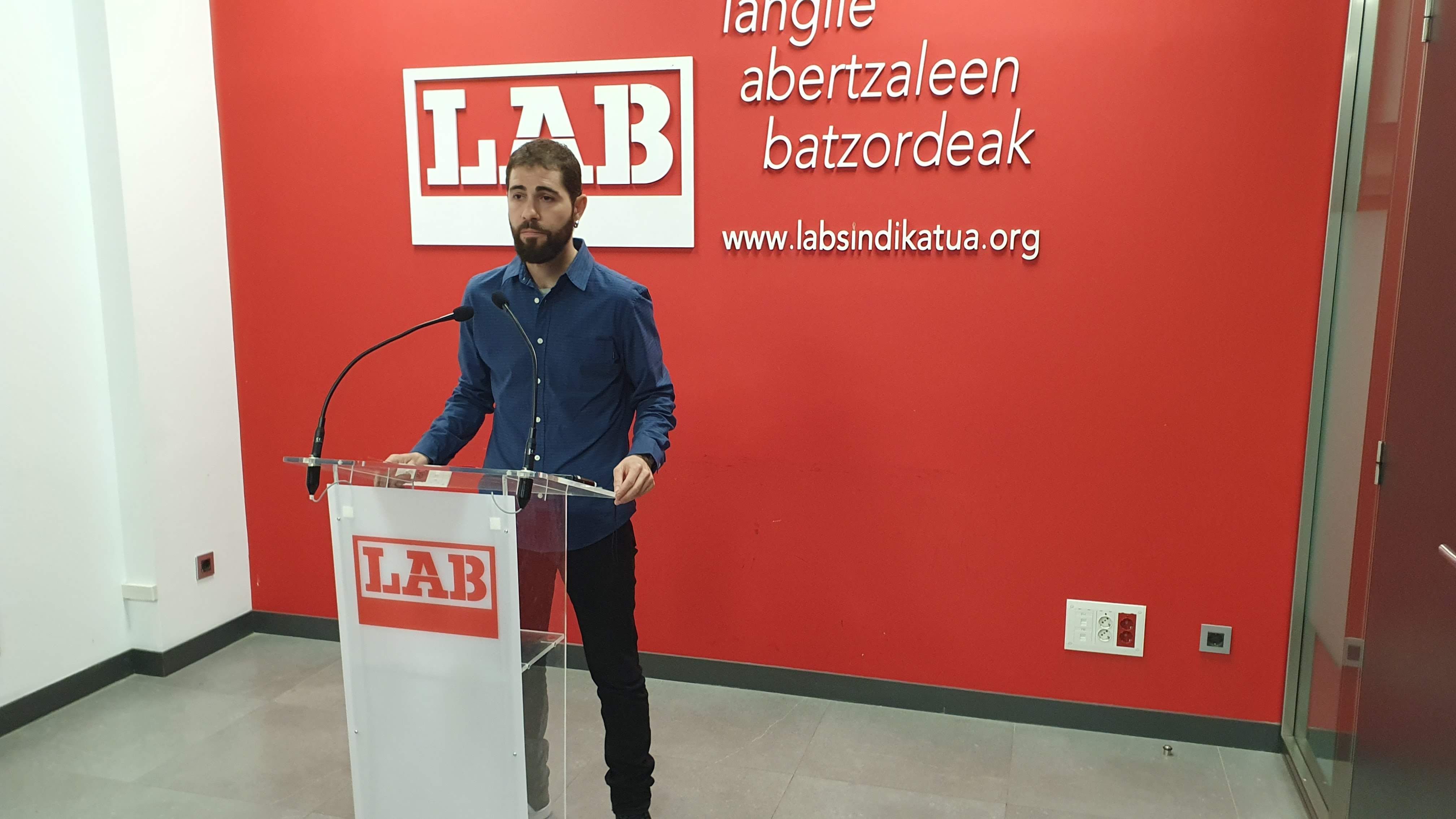 Imanol Karrera, del sindicato LAB, en rueda de prensa