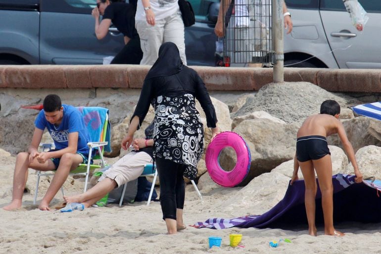 Una mujer musulmana con burkini en la playa de Marsella, Francia. 