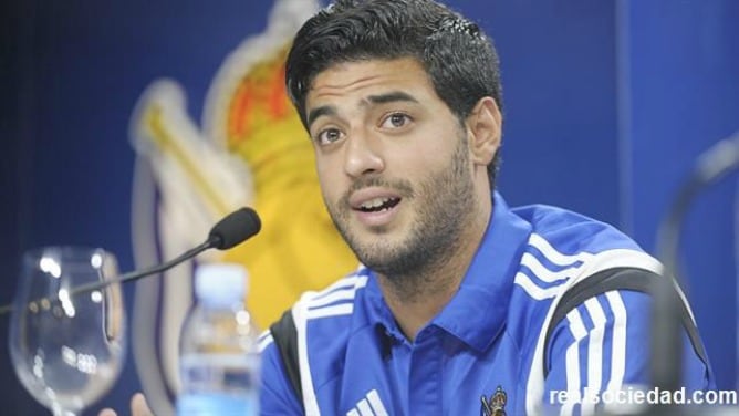 El delantero mexicano de la Real atiende a los periodistas en la sala de prensa de Zubieta tras el duro golpe recido ante el Getafe