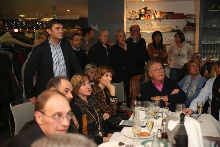 Joan Albert Farré, el número 1 de la llista d'UL (dret), i  el president del grup liberal, Josep Pintat (primer a l'esquerra), expectants pel resultat del recompte a Sant Julià acompanyat per gairebé tots els membres de la formació la nit de diumenge. UL va perdre de tant sols 14 vots.