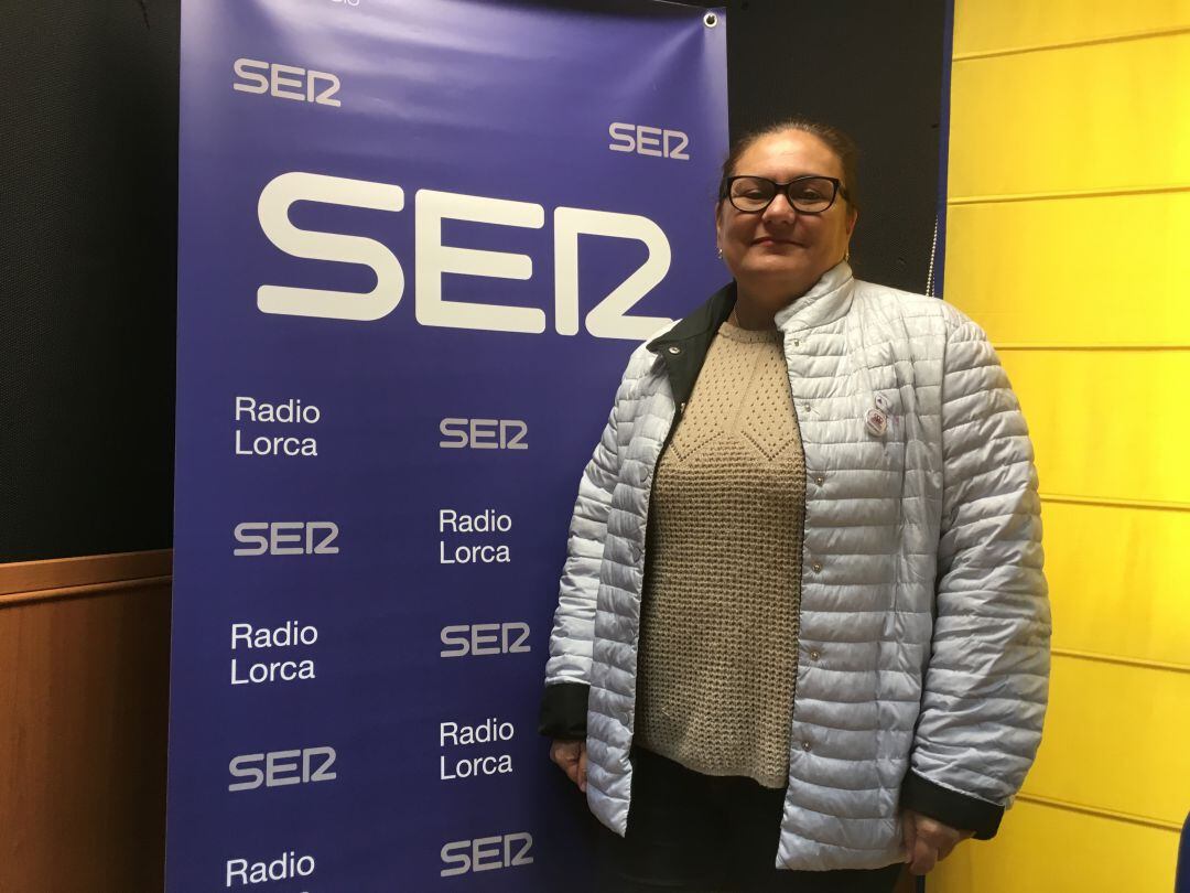 Pilar Fernández en los estudios de Radio Lorca.