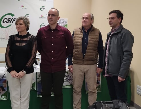 De izquierda a derecha, la responsable comarcal, Ofelia Rodríguez, el candidato Maximino Prieto junto a otros dos responsables sindicales