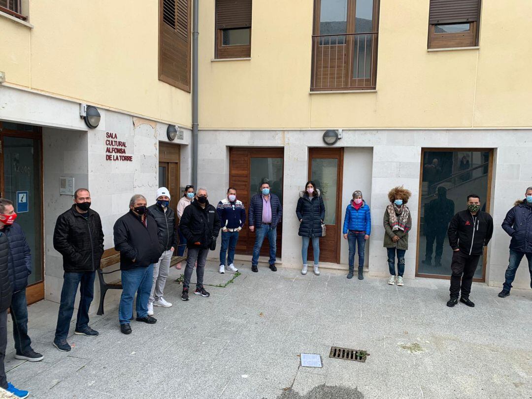 Hosteleros de Cuéllar a las puertas de la sala Alfonsa de la Torre donde se han reunido con el alcalde 