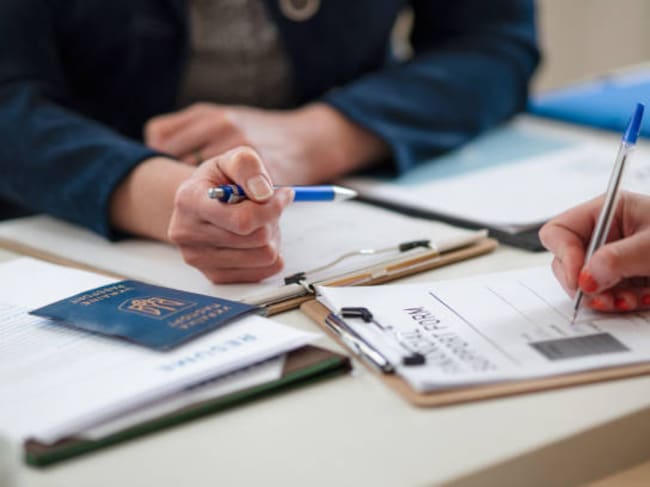 Una persona rellena un documento