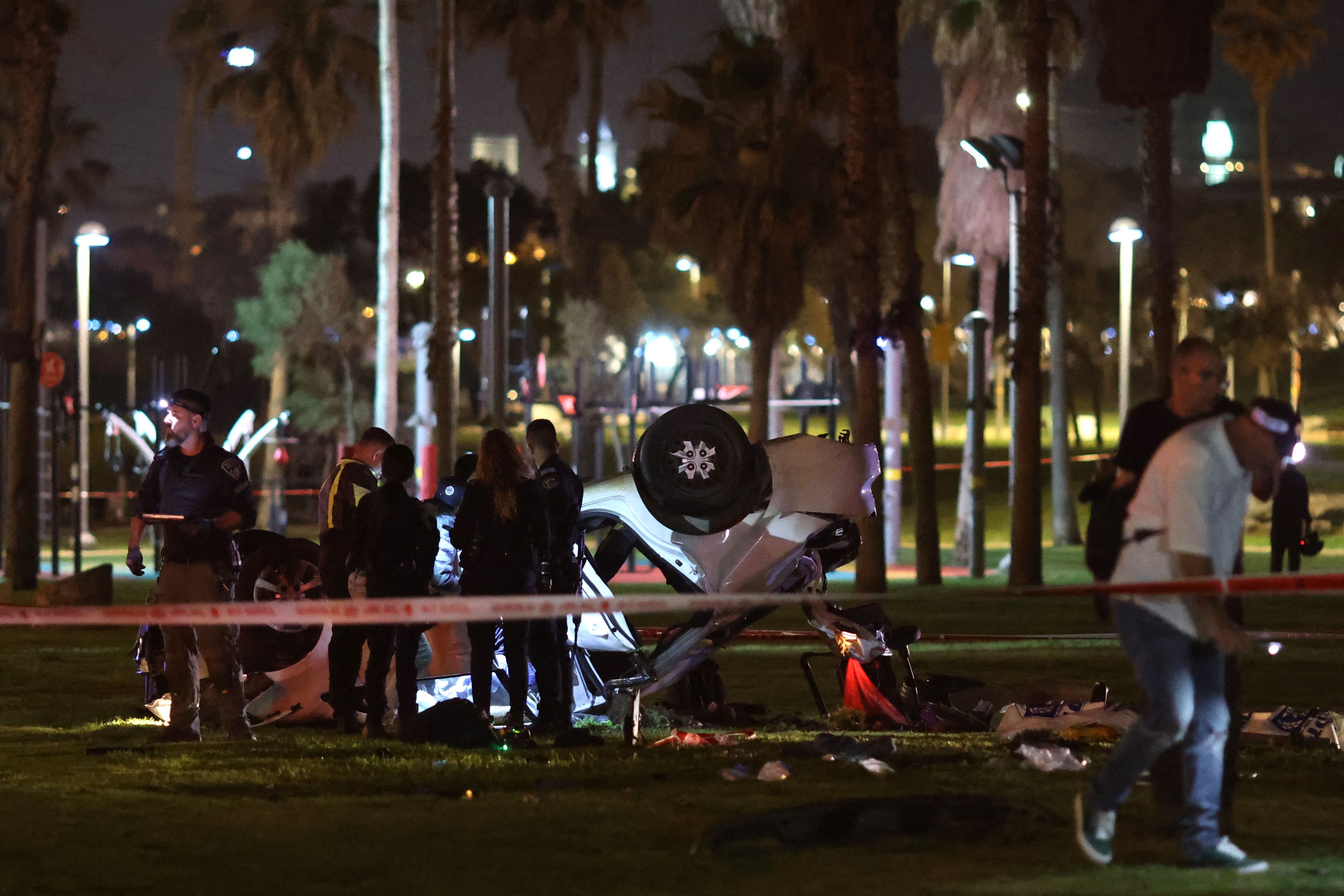 La policía de Israel junto al coche siniestrado que ha producido el atropello en el que al menos ha muerto una persona y seis han resultado heridas.