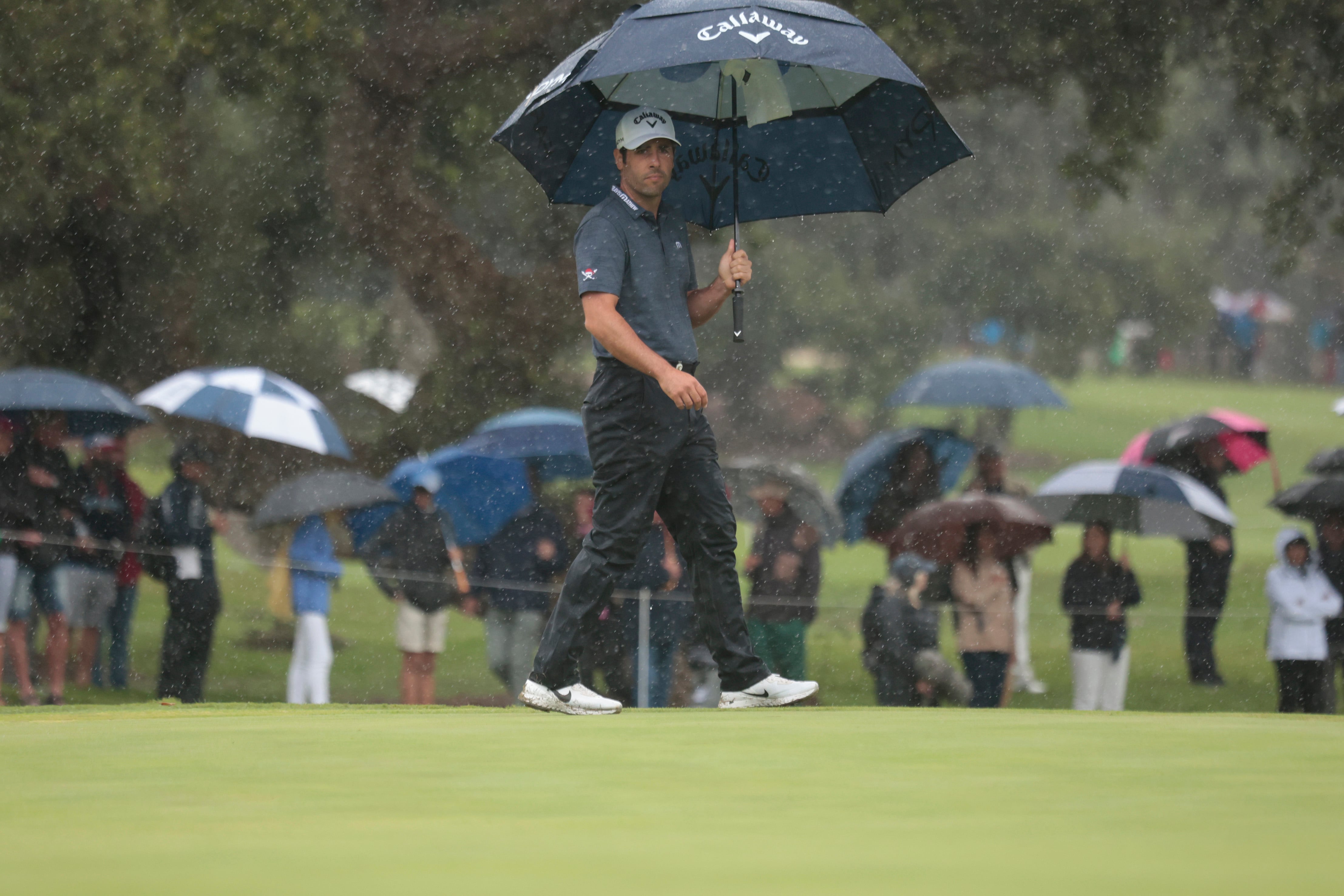 SAN ROQUE (CÁDIZ), 22/10/2023.- El golfista español Adrian Otaegui, se protege de la lluvia durante la última jornada del &#039;Estrella Damm Andalucía Masters? que se disputa en el gaditano Real Club de Golf Sotogrande. EFE/A.Carrasco Ragel
