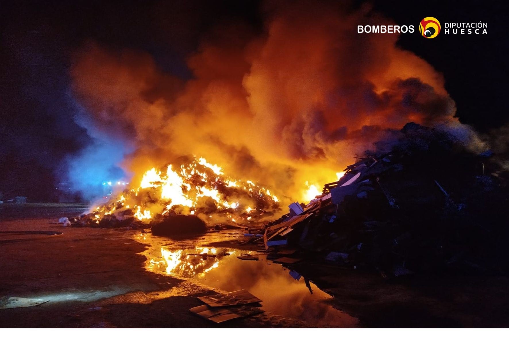 El fuego quemó varios montones de materiales como maderas, plásticos, colchones y ruedas