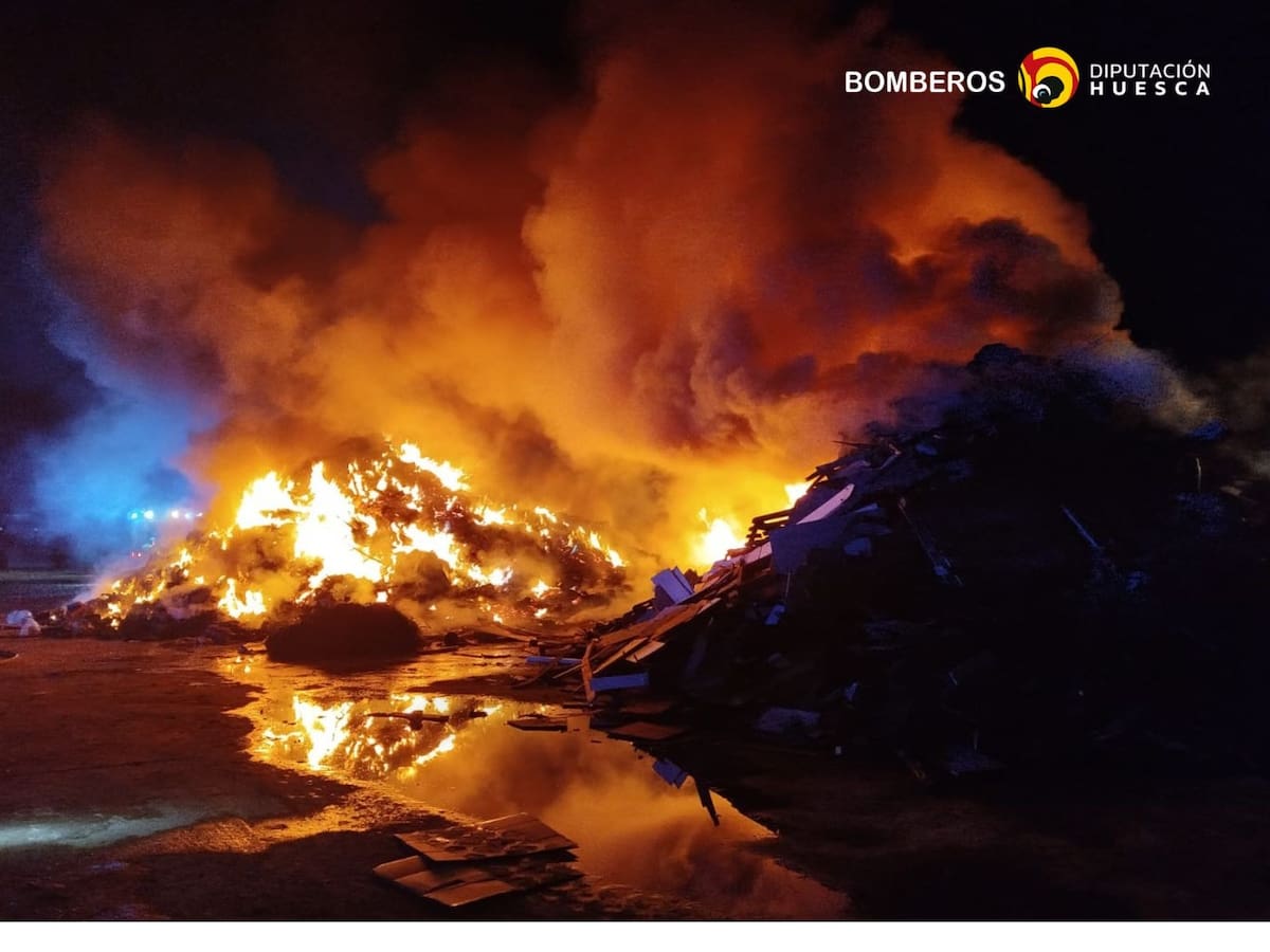 Los bomberos sofocan un incendio en una planta de reciclaje en Monzón