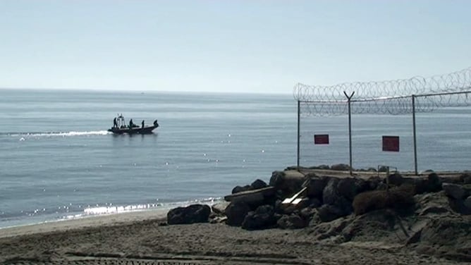 Imagen de televisión de una de las lanchas de las fuerzas marroquíes que continúan buscando más cuerpos en el mar tras la muerte de nueve subsaharianos