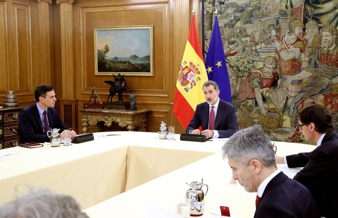 Imagen facilitada por la Casa de S.M. el Rey de la reunión que mantuvo el pasado miércoles Felipe VI con el presidente del Gobierno Pedro Sánchez en el Palacio de la Zarzuela, y los miembros del Comité de Gestión Técnica del Coronavirus, para analizar la situación de la pandemia en España.