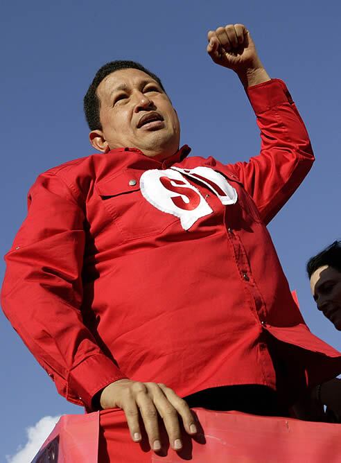 Hugo Chávez ante las miles de personas que han salido a las calles de Carracas para apoyar la reforma constitucional.