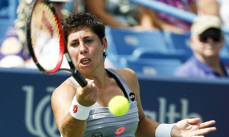 La tenista española Carla Suárez devuelve la pelota a la estadounidense Sloane Stephens durante la primera ronda del torneo de Cincinnati